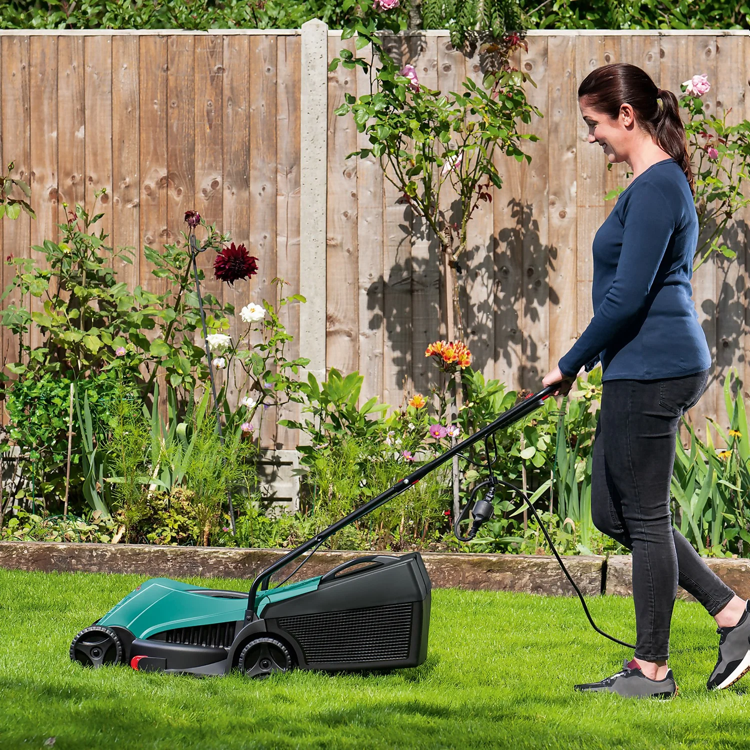 Bosch 1200W Rotak 32-12 Electric Lawn Mower - 32cm 8 Bosch 1200W Rotak 32-12 Electric Lawn Mower - 32cm - Image 6