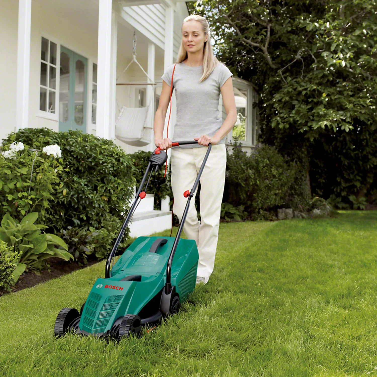 Bosch 1200W Rotak 32-12 Electric Lawn Mower - 32cm 6 Bosch 1200W Rotak 32-12 Electric Lawn Mower - 32cm - Image 4