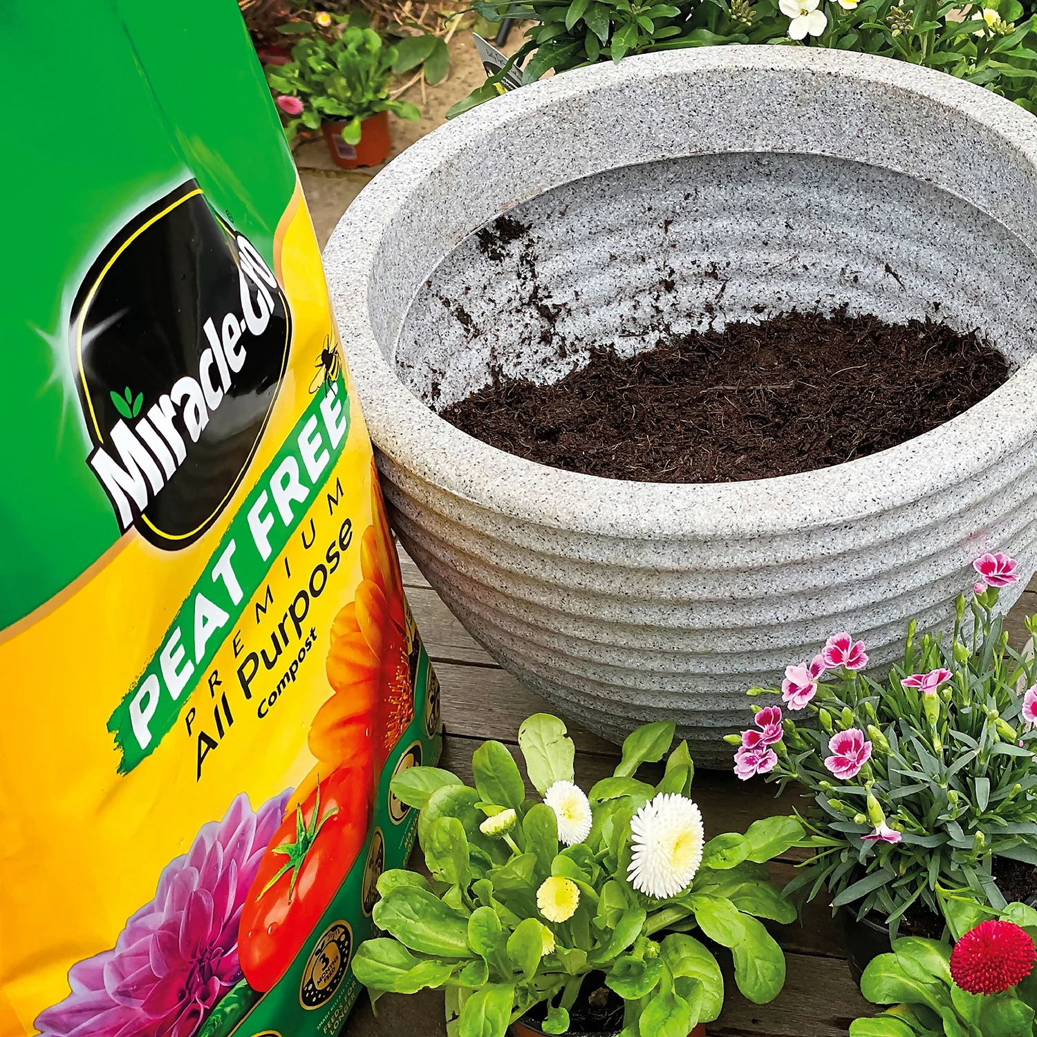 Miracle-Gro Peat Free Premium All Purpose Compost 40L 4 Miracle-Gro Peat Free Premium All Purpose Compost 40L - Image 2